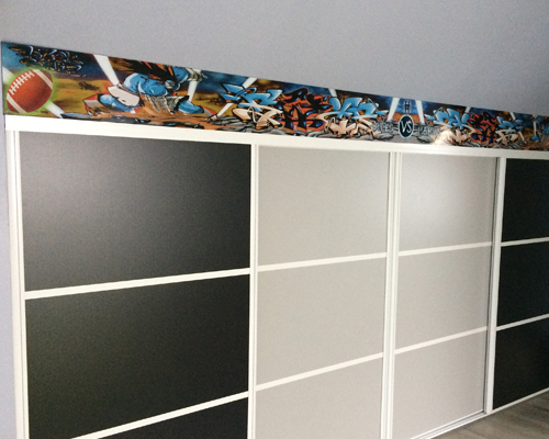 Panneau mural en aluminium réalisé et imprimé selon les critères du client. Cette frise est installée dans une salle de jeux d'enfants dans l'Eure 27.