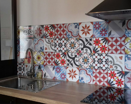 Crédence de cuisine 'carreaux de ciment couleur' sur mesure en 228x66. Cette crédence est installée à Bordeaux en Gironde. Elle est présente sur notre site dans la rubrique 'faïences et carreaux'