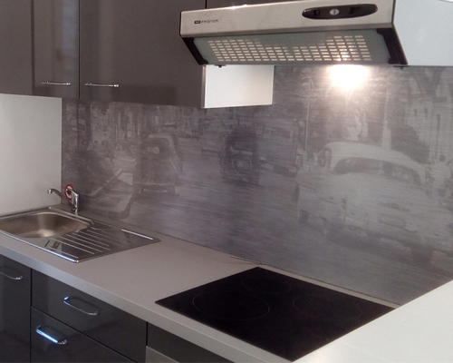 Crédence en aluminium motif 'promenade des anglais' installée dans un logement locatif à Mussidan en Dordogne 24
Crédence adaptée sur une cuisine premier prix Leroy Merlin