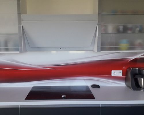 Crédence en vague rouge et blanc, imprimée sur aluminium. Jolie finition brillante grâce au vernis anti-rayure. Cette crédence colorée est installée à Neauphle le Chateau dans les Yvelines 78