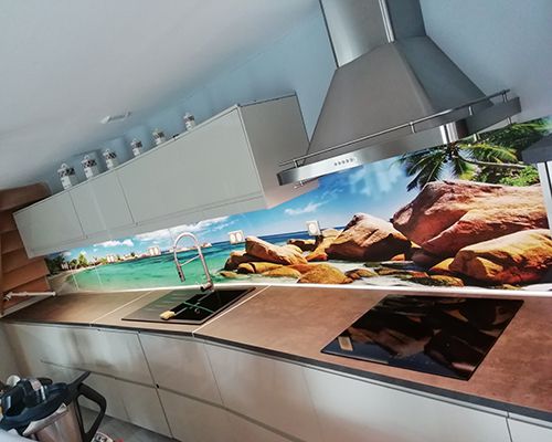 Crédence sur mesure de 572x60 avec une photo de notre rubrique 'paysages et nature' imprimée sur aluminium + vernis anti-rayure finition brillante. Cette crédence de cuisine est installée à Raucourt-et-Flaba dans les Ardennes 08.